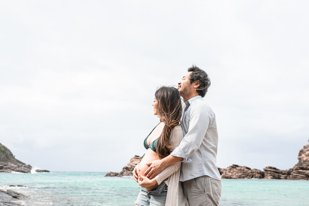 Ensaio do casal Silvinha e Luís à espera do Benício, realizado na Praia da Ferradurinha, Búzios, pela fotógrafa Fabiana Bomfim.