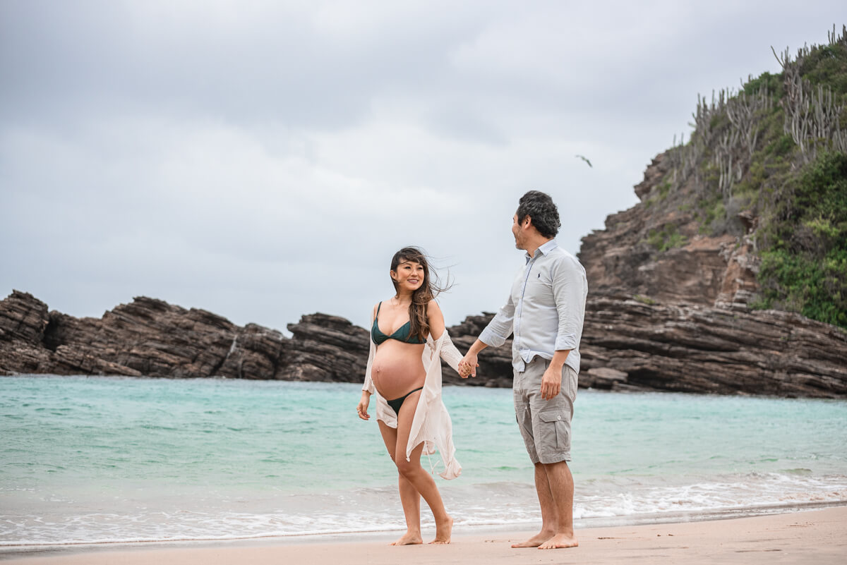 Ensaio do casal Silvinha e Luís à espera do Benício, realizado na Praia da Ferradurinha, Búzios, pela fotógrafa Fabiana Bomfim.