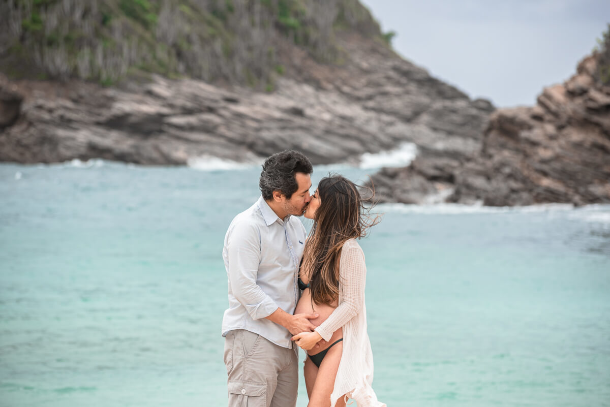 Ensaio do casal Silvinha e Luís à espera do Benício, realizado na Praia da Ferradurinha, Búzios, pela fotógrafa Fabiana Bomfim.