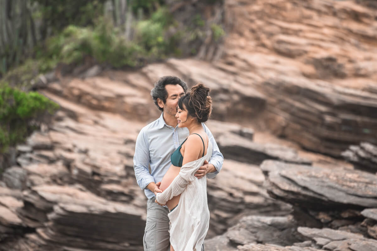 Ensaio do casal Silvinha e Luís à espera do Benício, realizado na Praia da Ferradurinha, Búzios, pela fotógrafa Fabiana Bomfim.