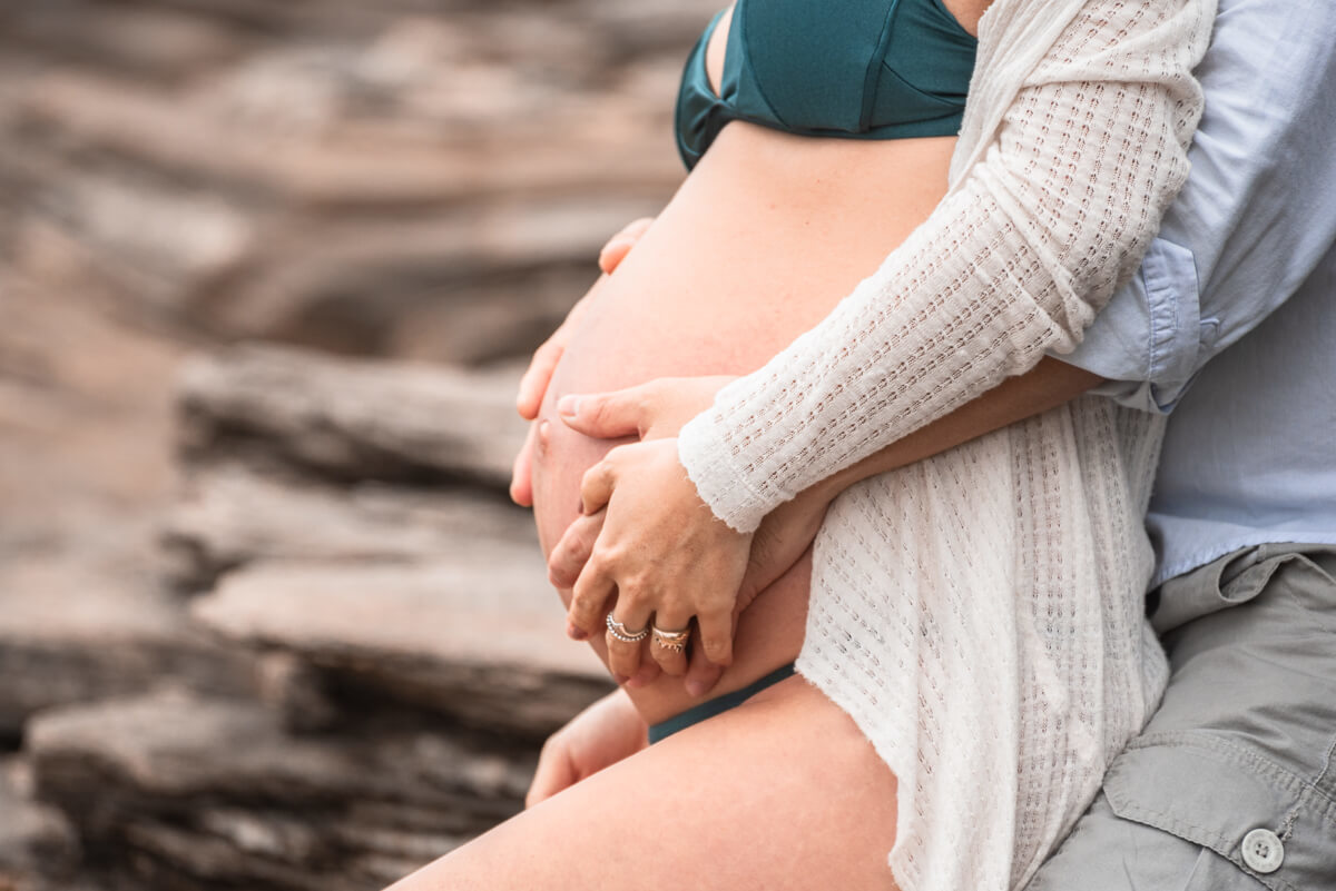 Ensaio do casal Silvinha e Luís à espera do Benício, realizado na Praia da Ferradurinha, Búzios, pela fotógrafa Fabiana Bomfim.