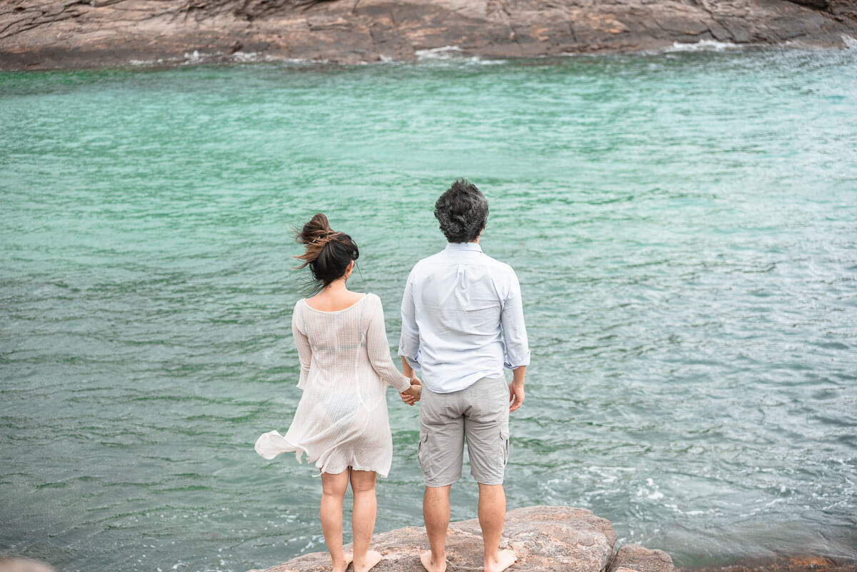 Ensaio do casal Silvinha e Luís à espera do Benício, realizado na Praia da Ferradurinha, Búzios, pela fotógrafa Fabiana Bomfim.