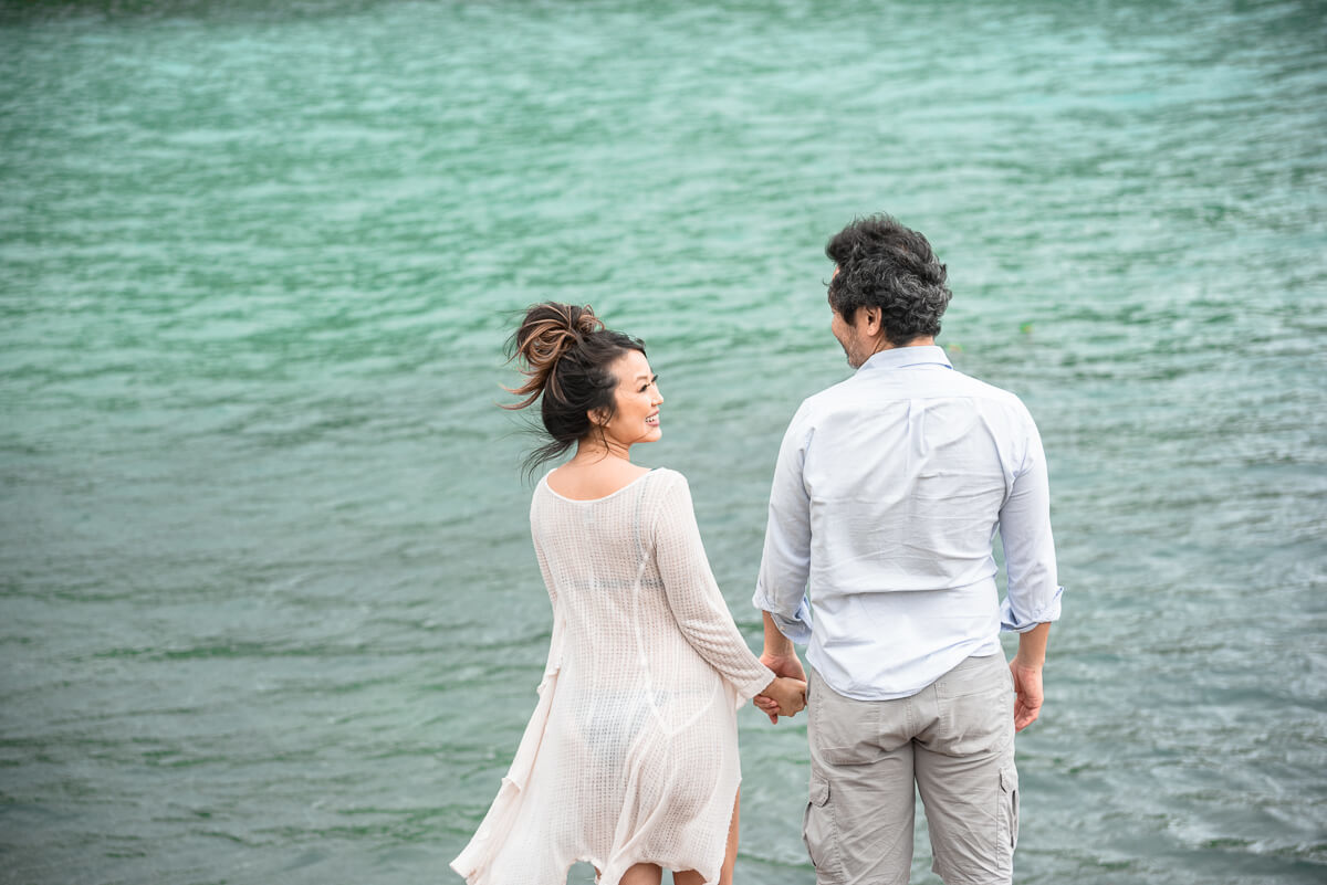 Ensaio do casal Silvinha e Luís à espera do Benício, realizado na Praia da Ferradurinha, Búzios, pela fotógrafa Fabiana Bomfim.