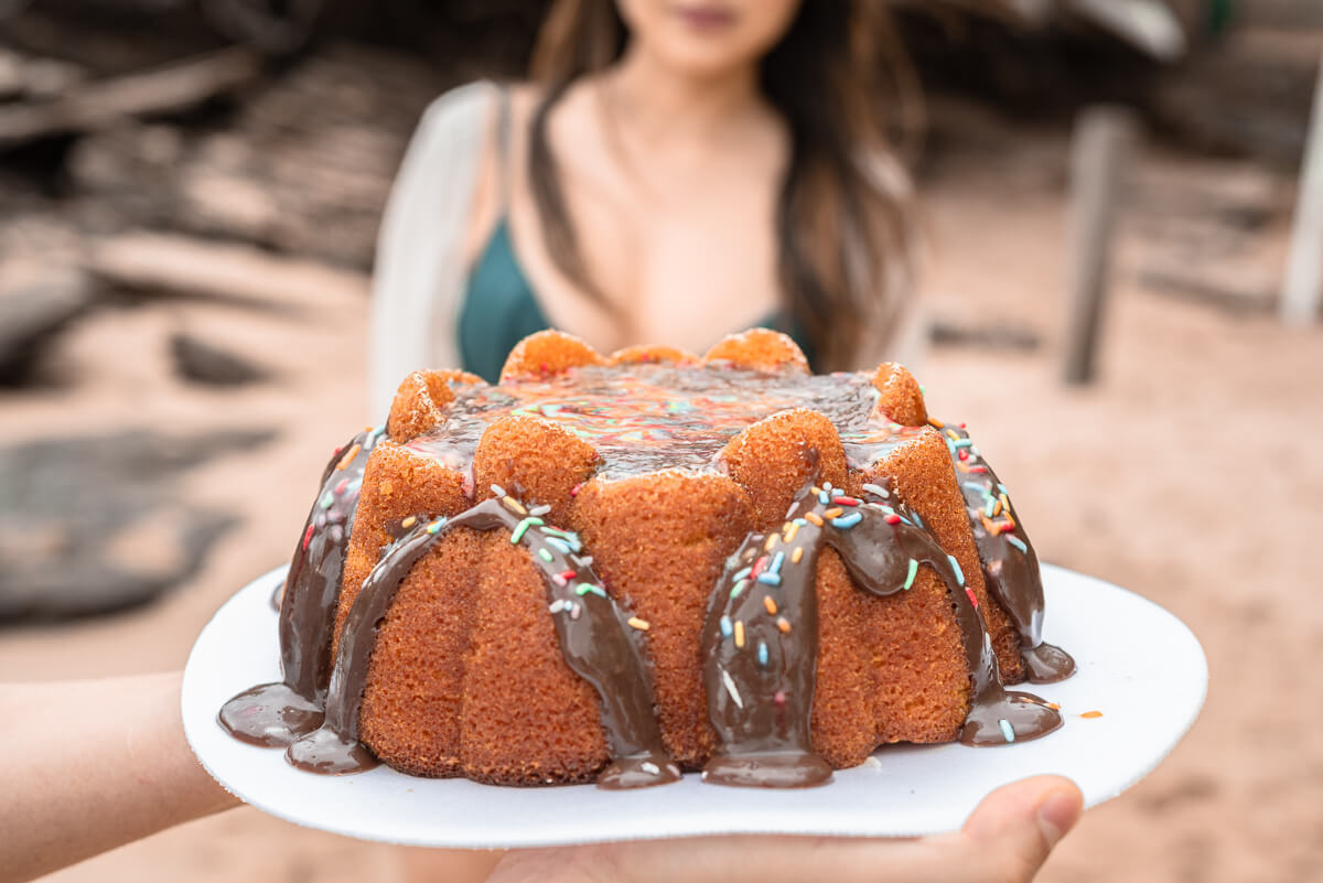 Surpresa para a aniversariante do dia, durante o ensaio de gestante na Praia da Ferradurinha, Búzios, pela fotógrafa Fabiana Bomfim.
