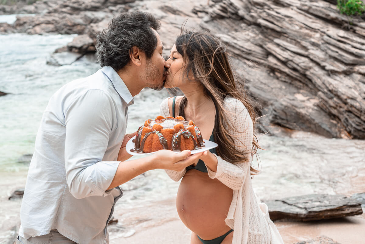 Surpresa para a aniversariante do dia, durante o ensaio de gestante na Praia da Ferradurinha, Búzios, pela fotógrafa Fabiana Bomfim.