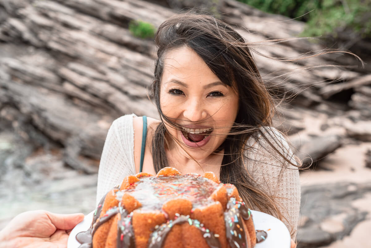 Surpresa para a aniversariante do dia, durante o ensaio de gestante na Praia da Ferradurinha, Búzios, pela fotógrafa Fabiana Bomfim.