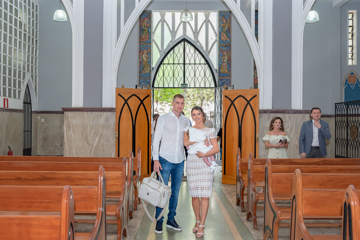 Chegada da Manu e seus pais Deisi e Adilson no batizado, pela fotógrafa Fabiana Bomfim.