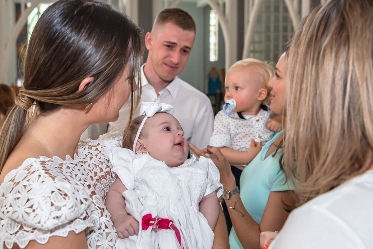 A emoção do papai Adilson Warken, do Atlético Mineiro,  durante o batizado de sua filha, Manuela, em BH, pela fotógrafa Fabiana Bomfim.