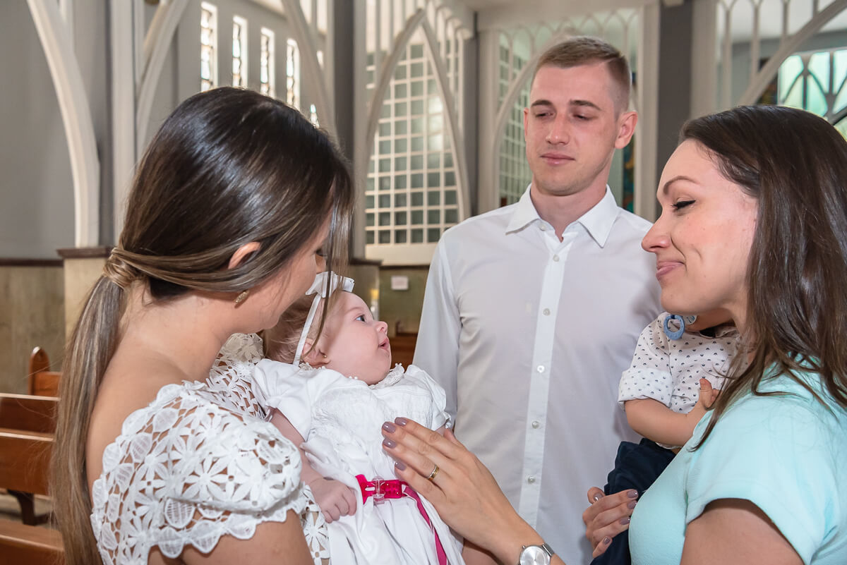 A emoção do papai Adilson Warken, do Atlético Mineiro,  durante o batizado de sua filha, Manuela, em BH, pela fotógrafa Fabiana Bomfim.