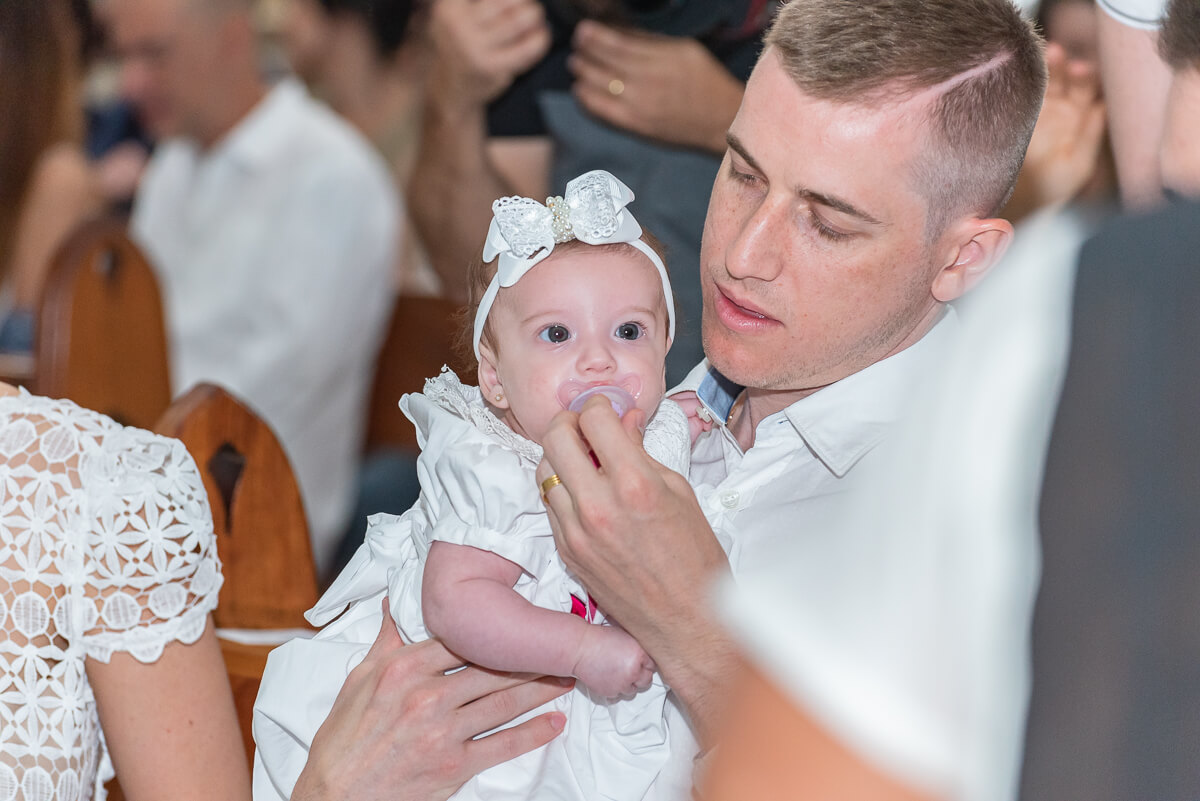 O carinho do papai Adilson Warken, do Atlético Mineiro,  durante o batizado de sua filha, Manuela, em BH, pela fotógrafa Fabiana Bomfim.