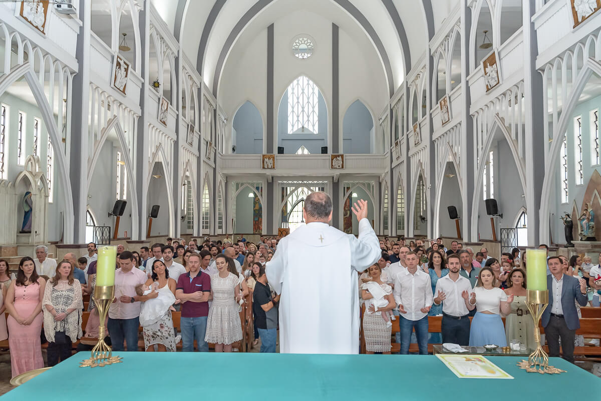 Batizado da Manuela, filha da Deisi e Adilson Warken, na Paróquia Nossa Senhora da Consolação e Correia, em Belo Horizonte, pela fotógrafa Fabiana Bomfim.