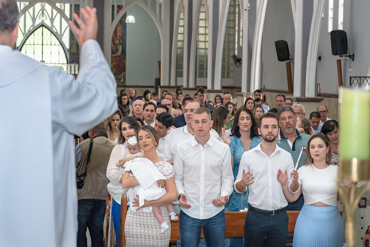 Batizado da Manuela, filha da Deisi e Adilson Warken, na Paróquia Nossa Senhora da Consolação e Correia, em Belo Horizonte, pela fotógrafa Fabiana Bomfim.