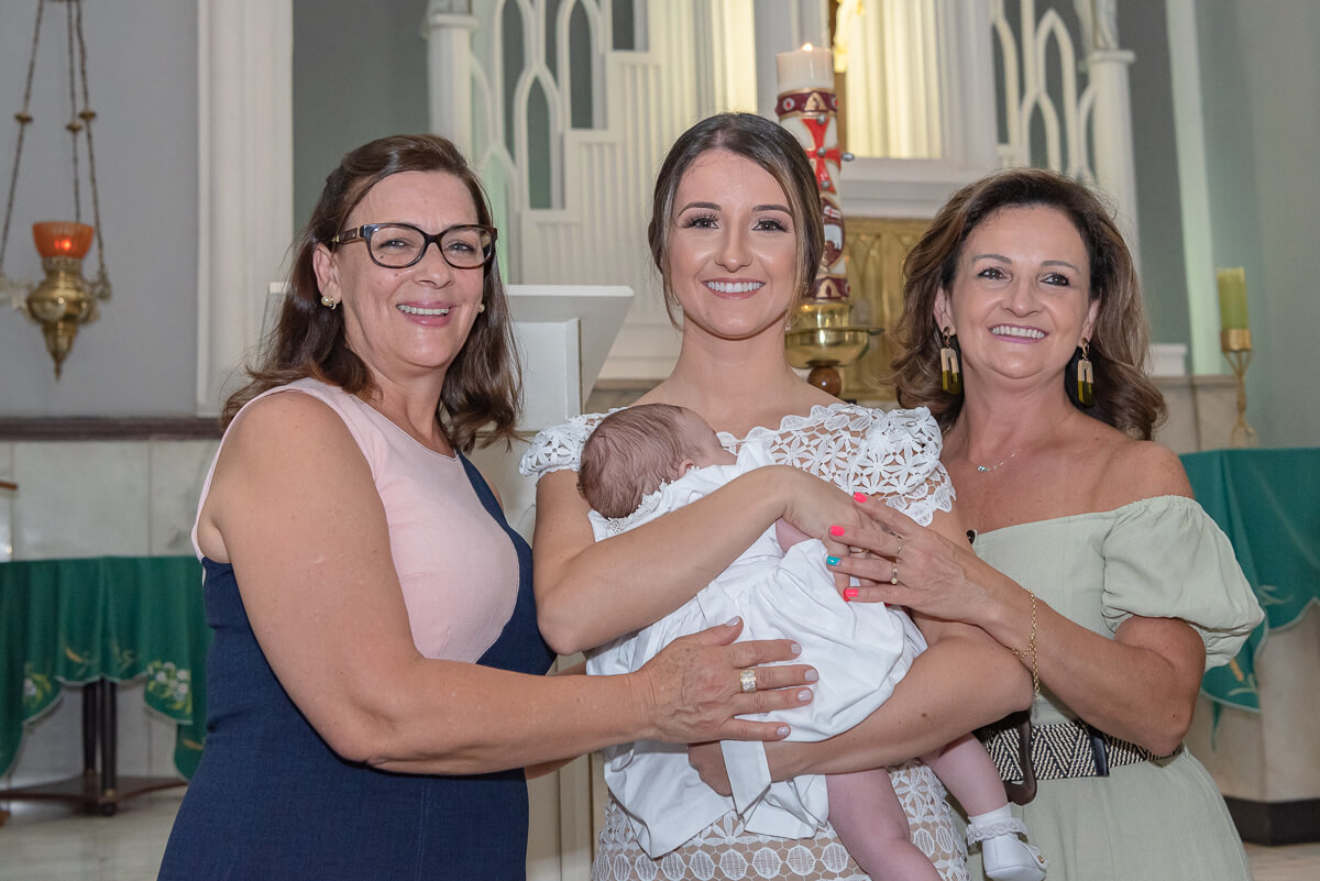 Momento da consagração à Nossa Senhora durante o batizado da Manuela, filha da Deisi e Adilson Warken, na Paróquia Nossa Senhora da Consolação e Correia, em Belo Horizonte, pela fotógrafa Fabiana Bomfim.