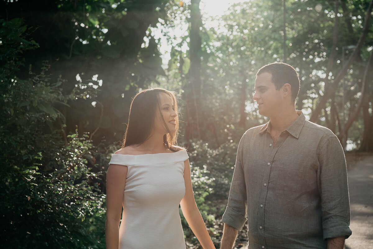Ensaio do casal Caroline e Diogo, na Barra da Tijuca, pela fotógrafa Fabiana Bomfim.