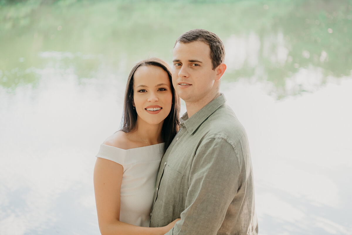 Ensaio do casal Caroline e Diogo, na Barra da Tijuca, pela fotógrafa Fabiana Bomfim.