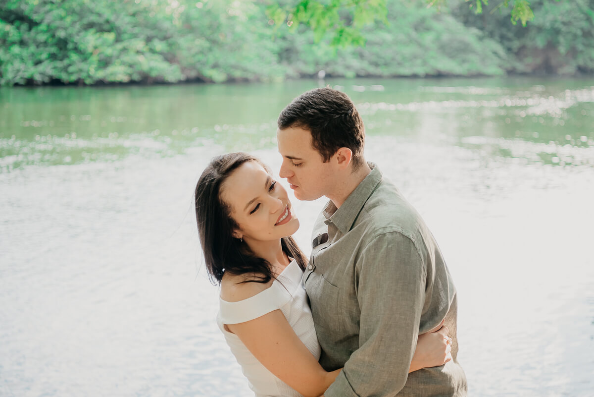 Ensaio do casal Caroline e Diogo, na Barra da Tijuca, pela fotógrafa Fabiana Bomfim.