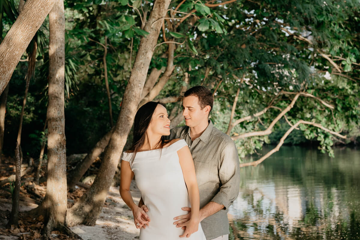 Ensaio do casal Caroline e Diogo, na Barra da Tijuca, pela fotógrafa Fabiana Bomfim.