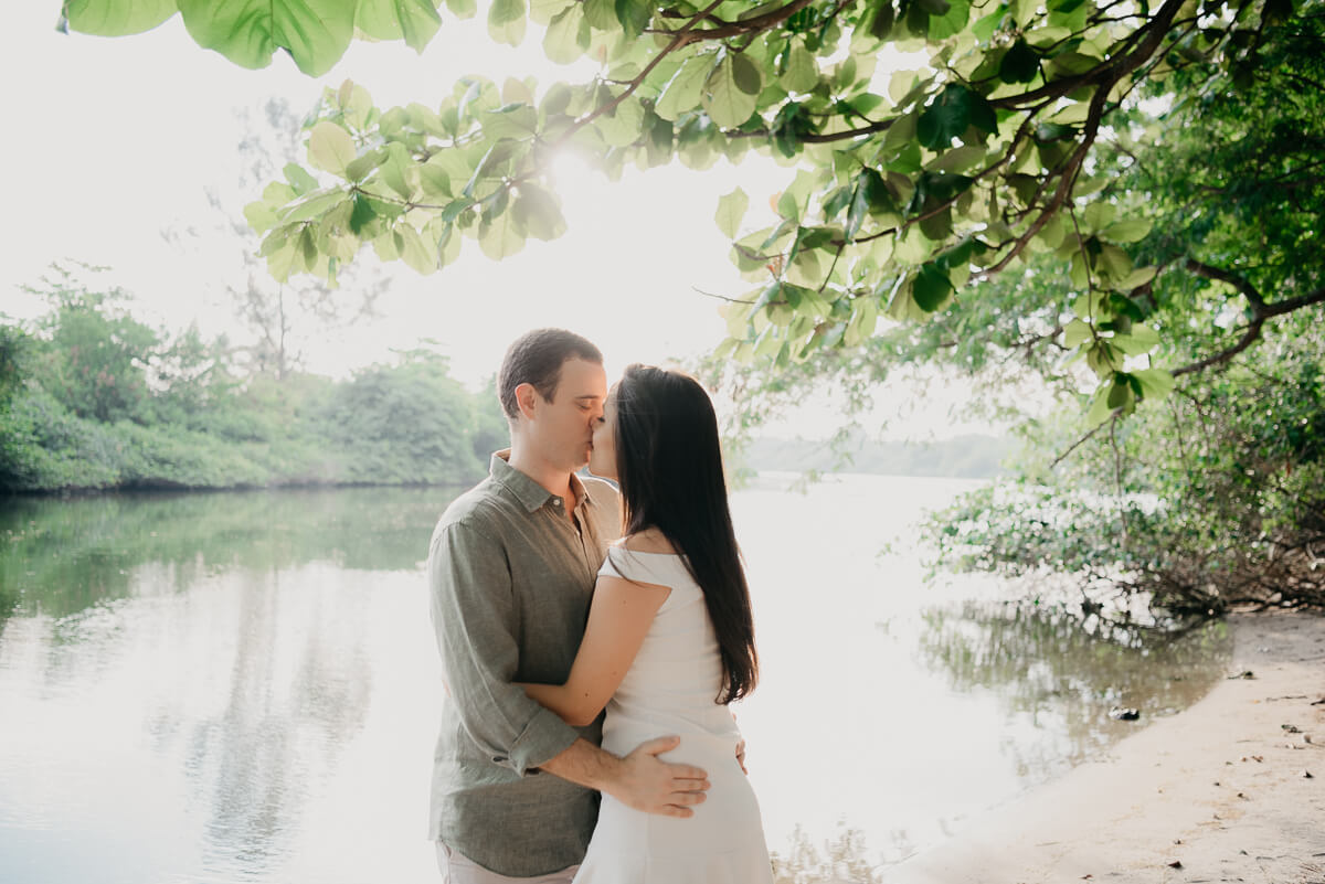 Ensaio do casal Caroline e Diogo, na Barra da Tijuca, pela fotógrafa Fabiana Bomfim.