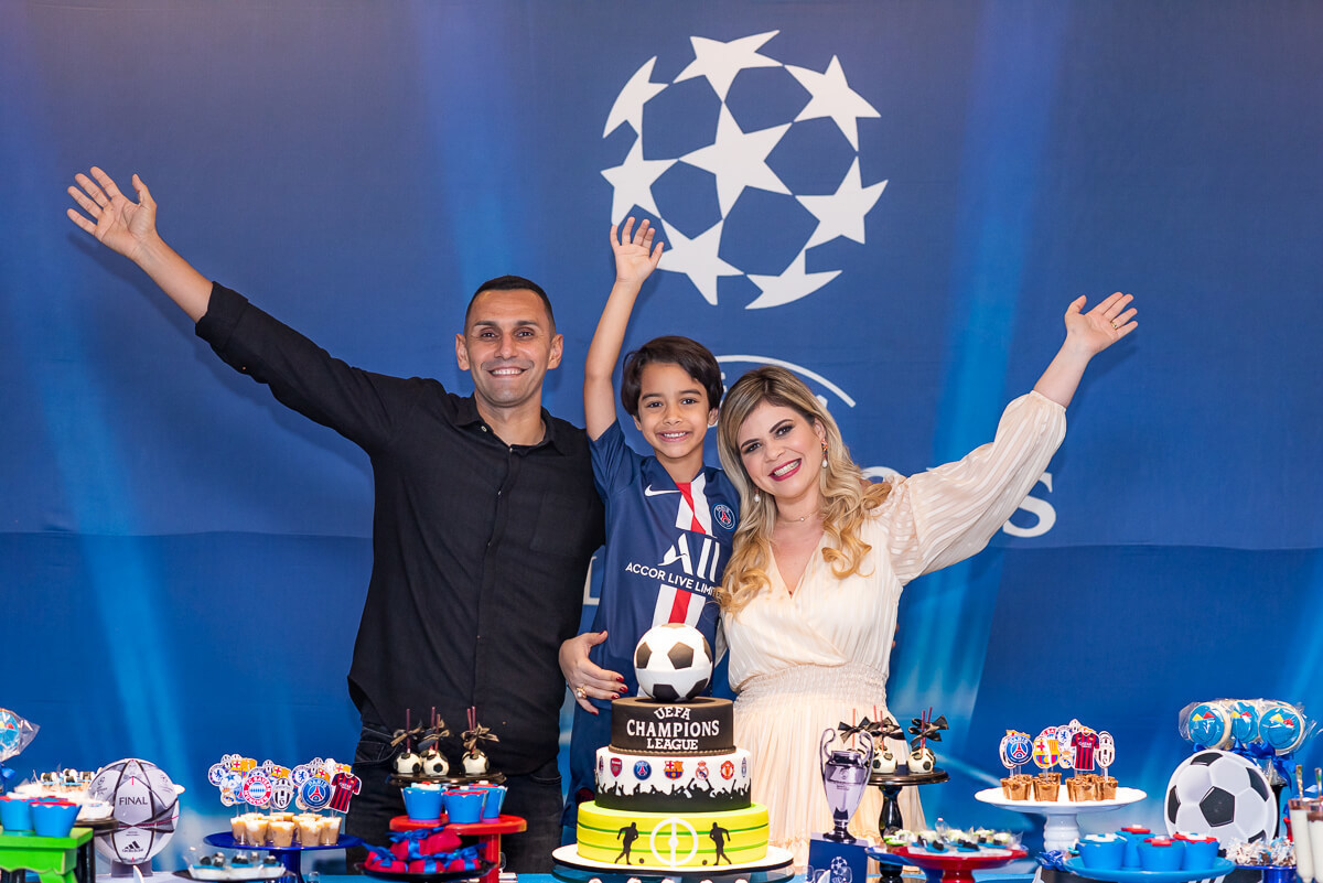 Rafael Marques e Karla Duarte comemoraram os 7 anos do Davi, com o tema Champions League, realizado na Festa e Aventuras, Barra da Tijuca, pela fotógrafa Fabiana Bomfim.