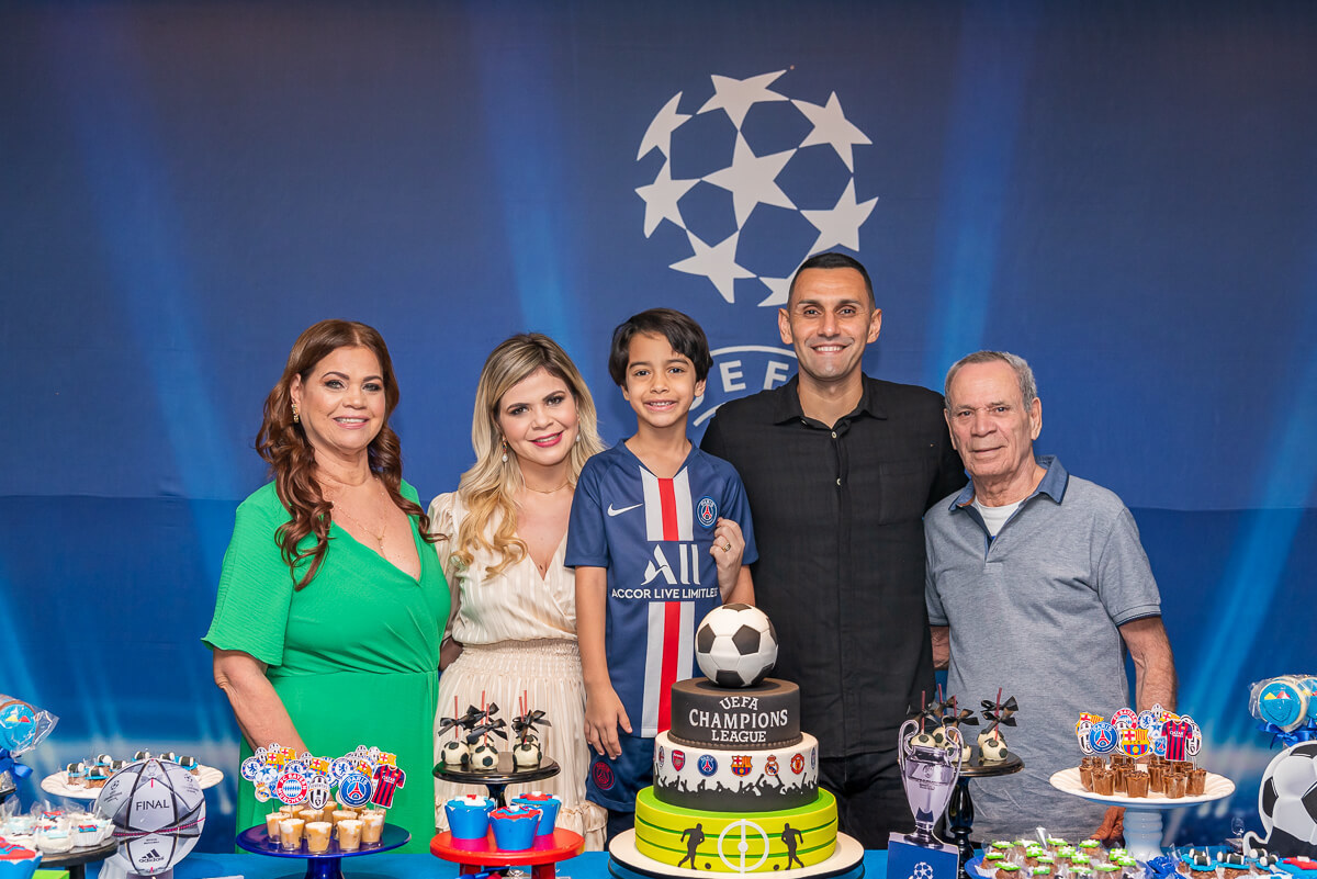 Rafael Marques e Karla Duarte comemoraram os 7 anos do Davi, com o tema Champions League, realizado na Festa e Aventuras, Barra da Tijuca, pela fotógrafa Fabiana Bomfim.