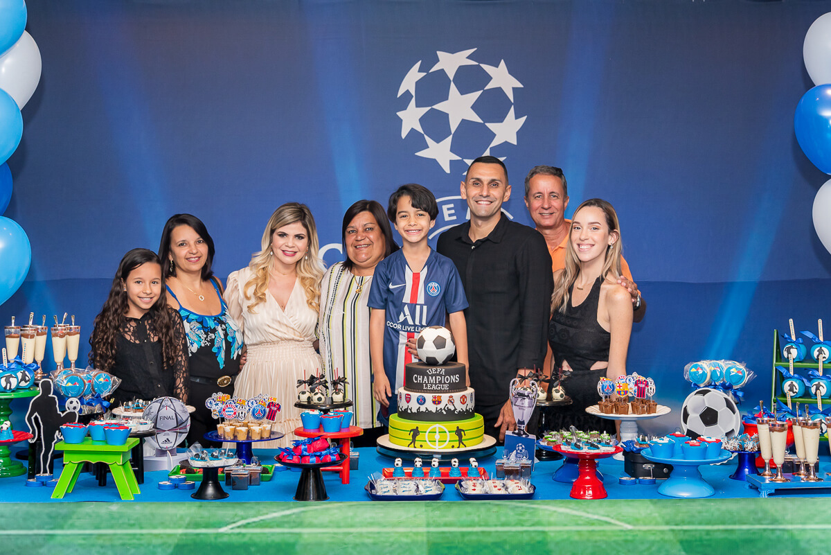 Rafael Marques e Karla Duarte comemoraram os 7 anos do Davi, com o tema Champions League, realizado na Festa e Aventuras, Barra da Tijuca, pela fotógrafa Fabiana Bomfim.