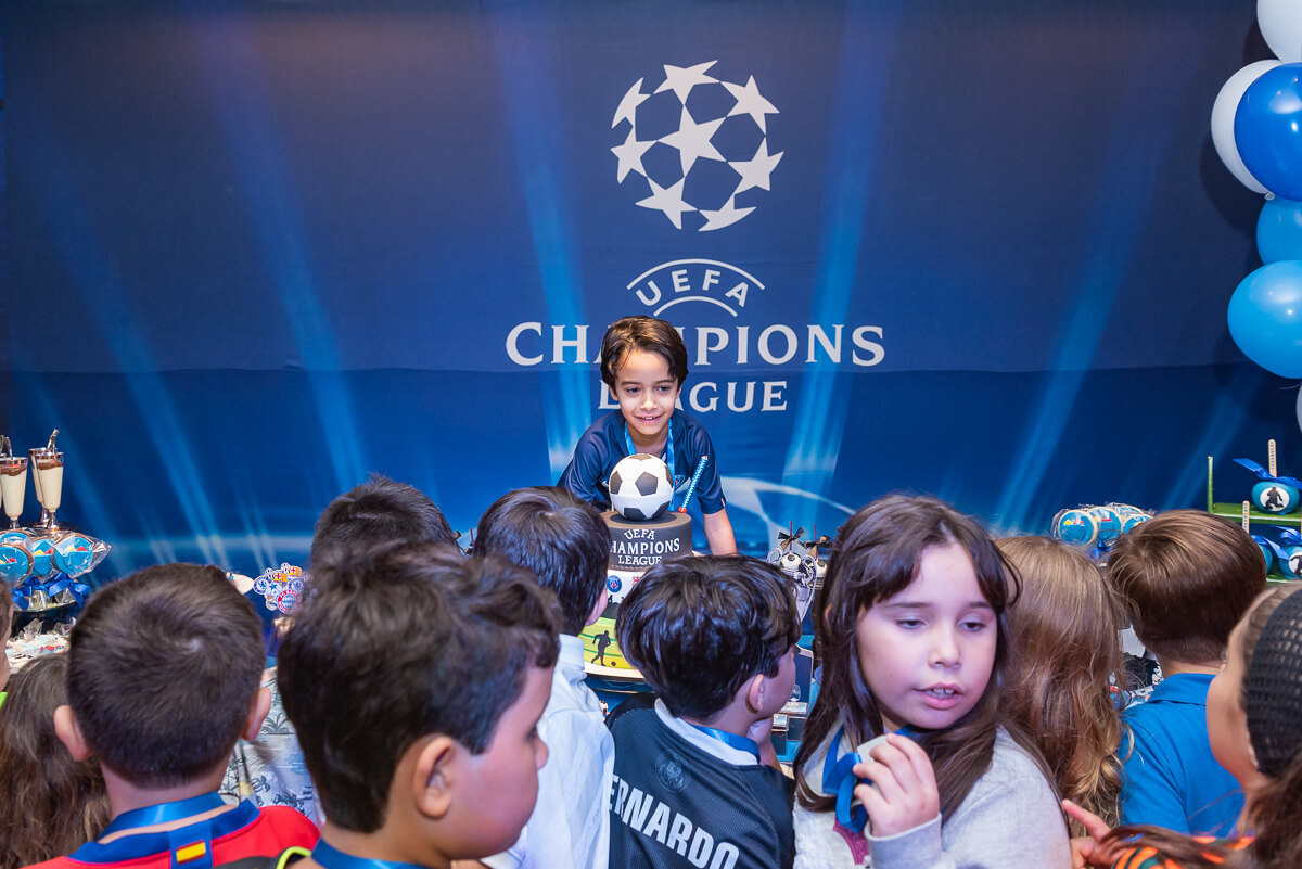 Rafael Marques e Karla Duarte comemoraram os 7 anos do Davi, com o tema Champions League, realizado na Festa e Aventuras, Barra da Tijuca, pela fotógrafa Fabiana Bomfim.