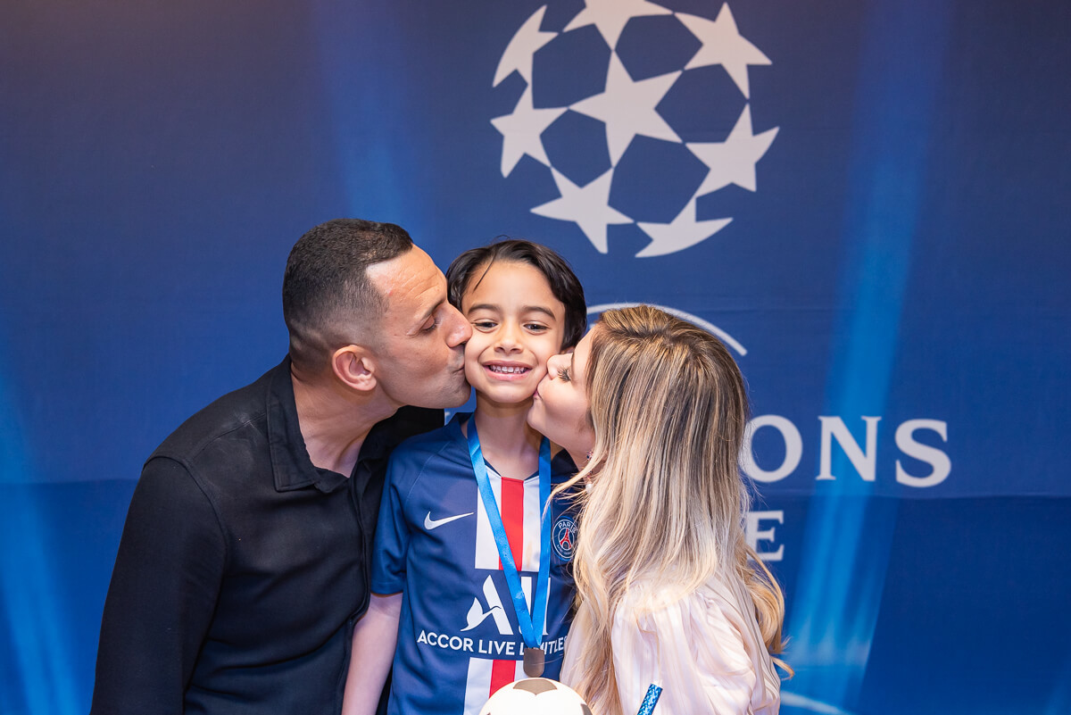 Rafael Marques e Karla Duarte comemoraram os 7 anos do Davi, com o tema Champions League, realizado na Festa e Aventuras, Barra da Tijuca, pela fotógrafa Fabiana Bomfim.