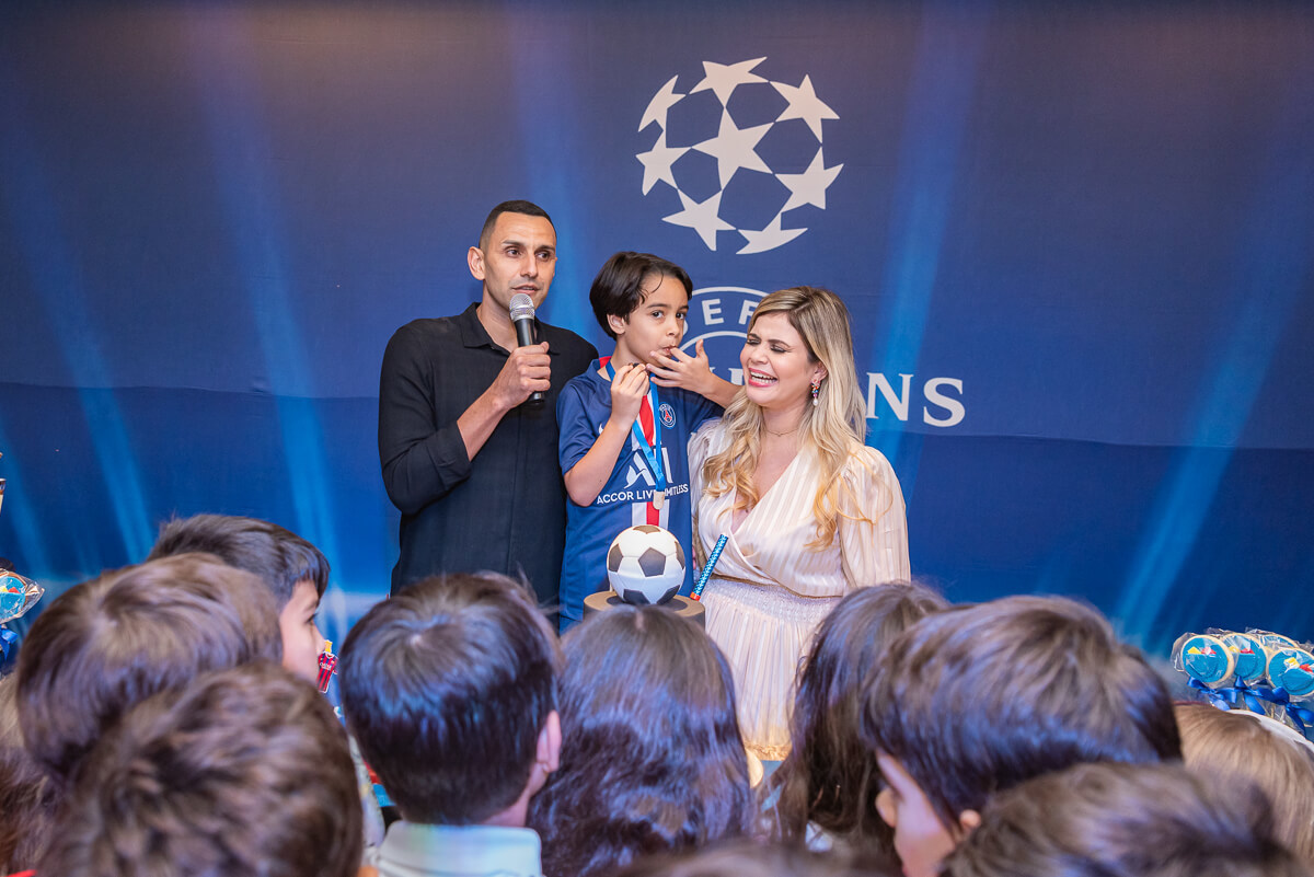Rafael Marques e Karla Duarte comemoraram os 7 anos do Davi, com o tema Champions League, realizado na Festa e Aventuras, Barra da Tijuca, pela fotógrafa Fabiana Bomfim.