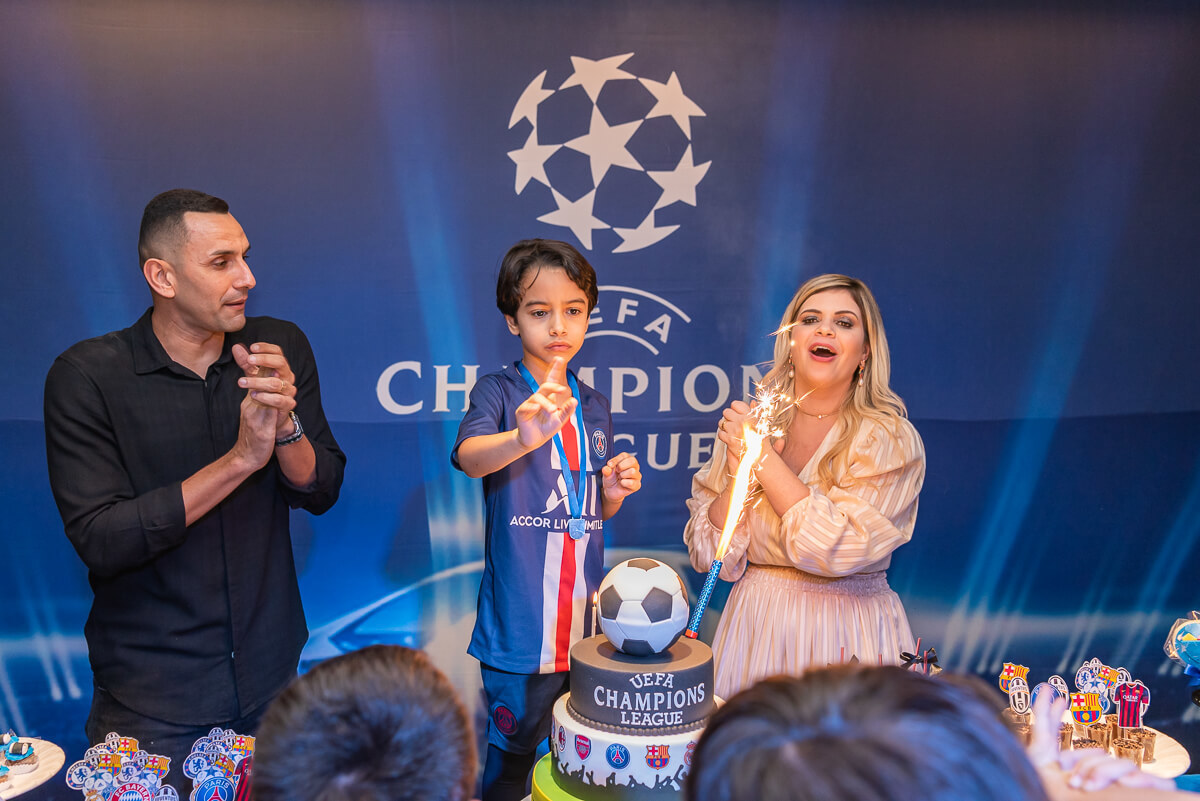 Rafael Marques e Karla Duarte comemoraram os 7 anos do Davi, com o tema Champions League, realizado na Festa e Aventuras, Barra da Tijuca, pela fotógrafa Fabiana Bomfim.