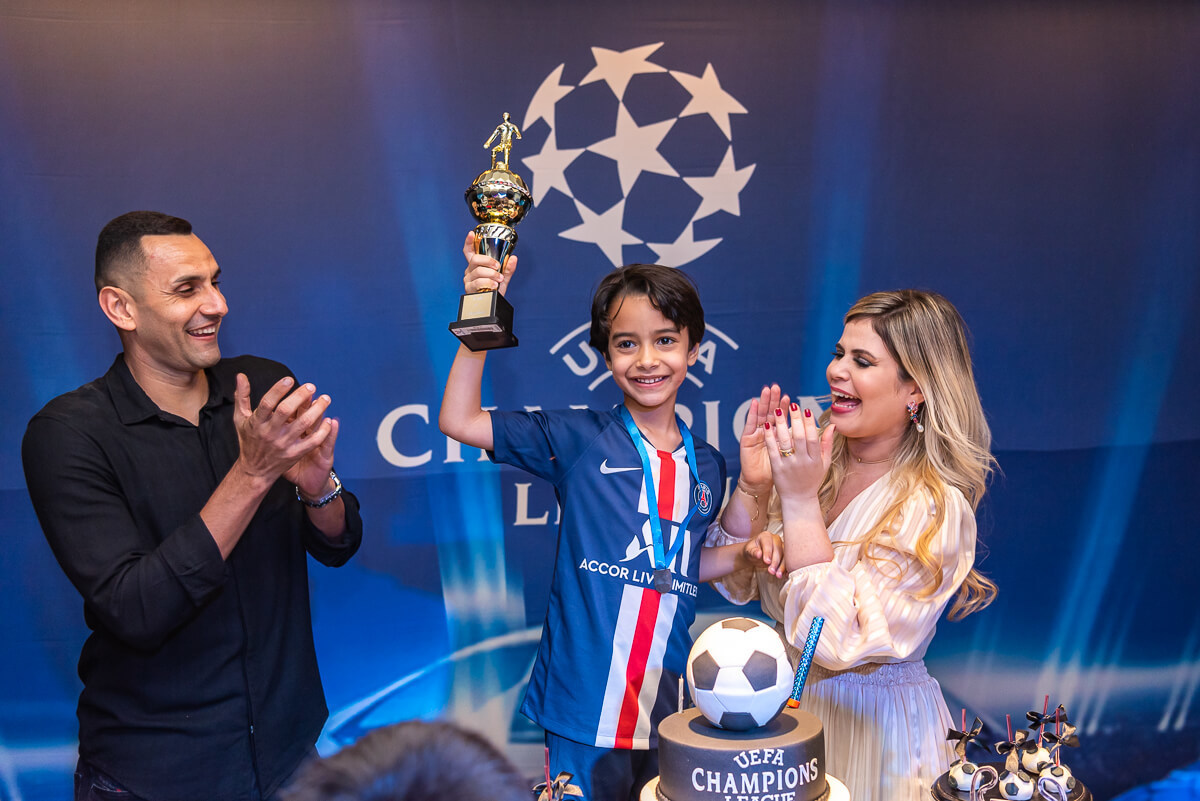 Rafael Marques e Karla Duarte comemoraram os 7 anos do Davi, com o tema Champions League, realizado na Festa e Aventuras, Barra da Tijuca, pela fotógrafa Fabiana Bomfim.
