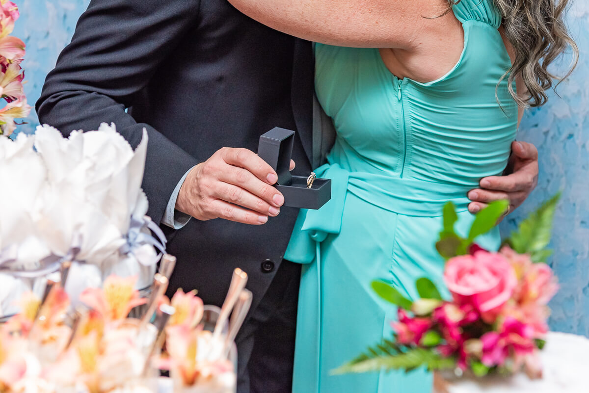 Momento auge de entrega de anel do Marcelo para Ana Lúcia, durante a comemoração dos seus 25 anos de casados, pela fotógrafa Fabiana Bomfim.