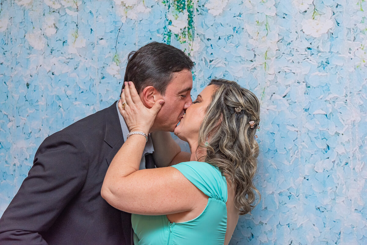 Momento auge de entrega de anel do Marcelo para Ana Lúcia, durante a comemoração dos seus 25 anos de casados, pela fotógrafa Fabiana Bomfim.