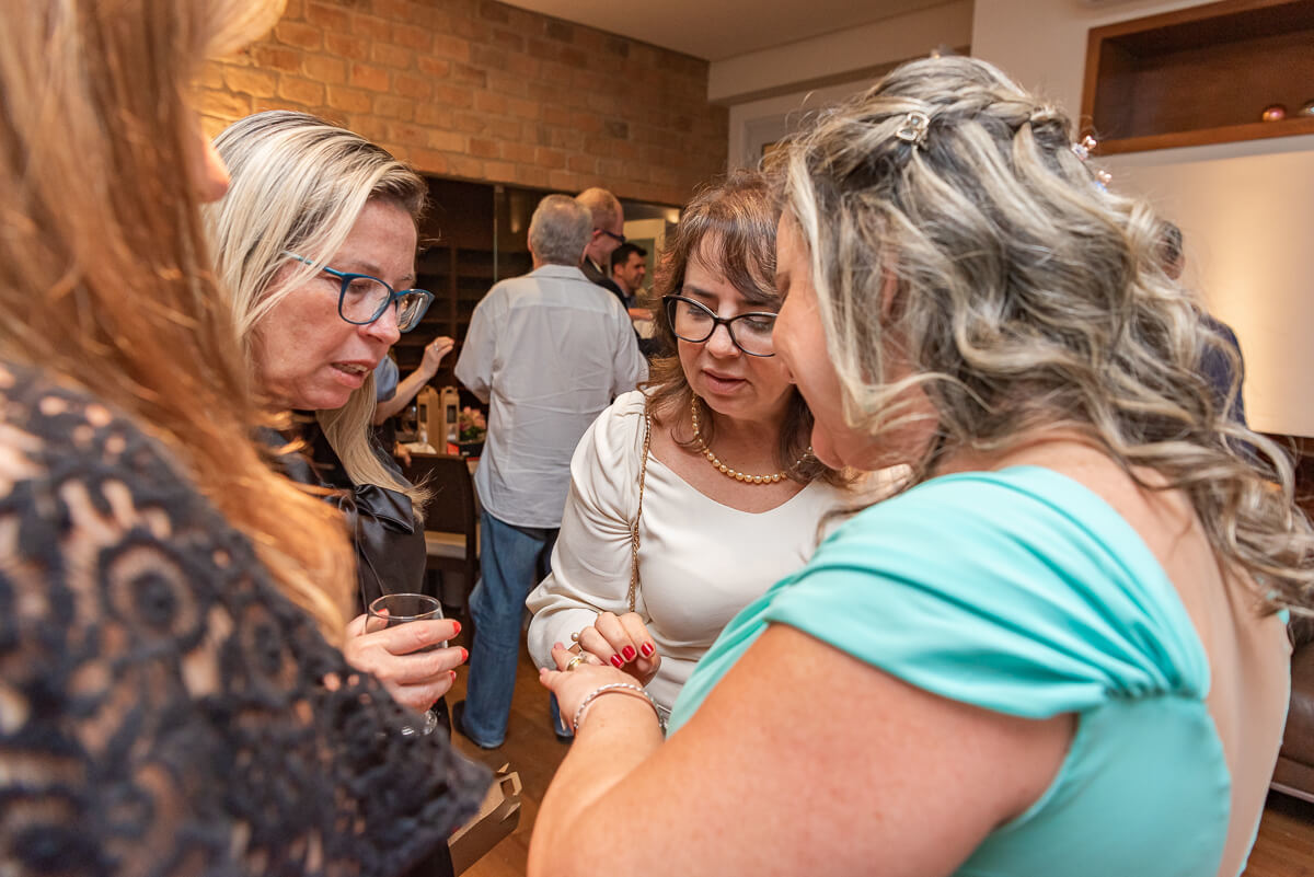 Momento auge de entrega de anel do Marcelo para Ana Lúcia, durante a comemoração dos seus 25 anos de casados, pela fotógrafa Fabiana Bomfim.