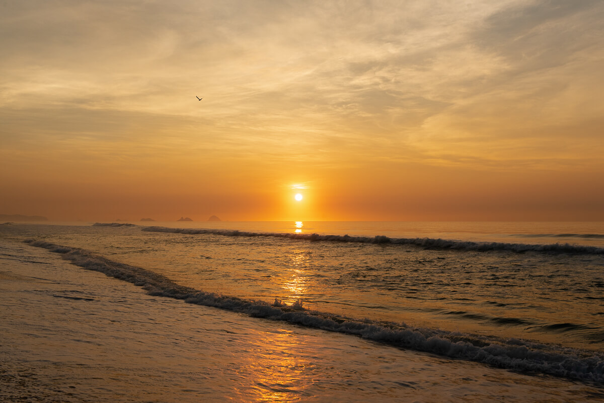Nascer do sol na Praia da Reserva, Rio de Janeiro, pela fotógrafa Fabiana Bomfim.