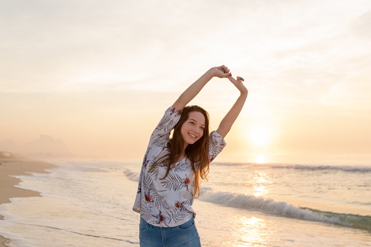 Ensaio de 15 anos da Ana Flávia, realizado na Praia da Reserva, Rio de Janeiro, pela fotógrafa Fabiana Bomfim.