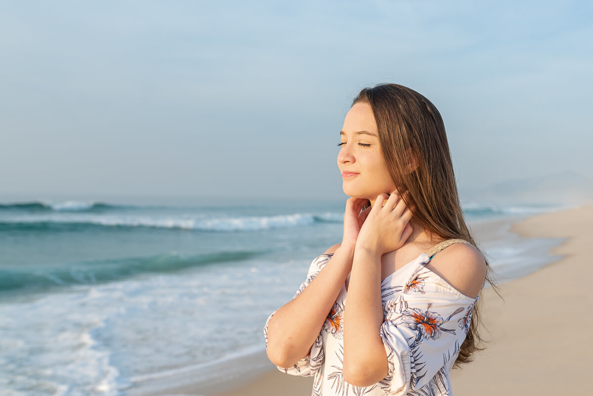 Ensaio de 15 anos da Ana Flávia, realizado na Praia da Reserva, Rio de Janeiro, pela fotógrafa Fabiana Bomfim.