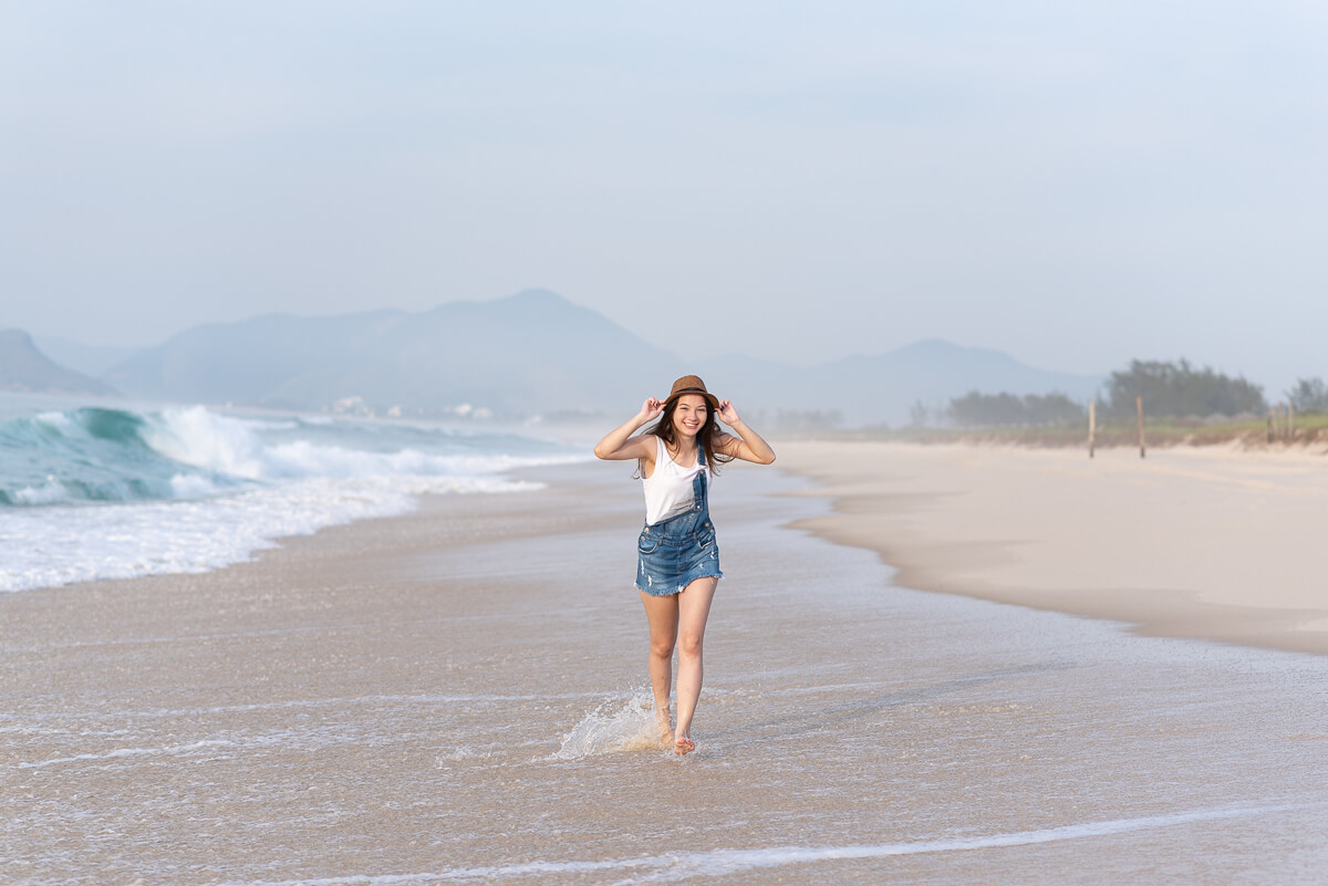 Alegria e diversão tomaram conta do ensaio de 15 anos da Ana Flávia, realizado na praia da Reserva/RJ, pela fotógrafa Fabiana Bomfim.