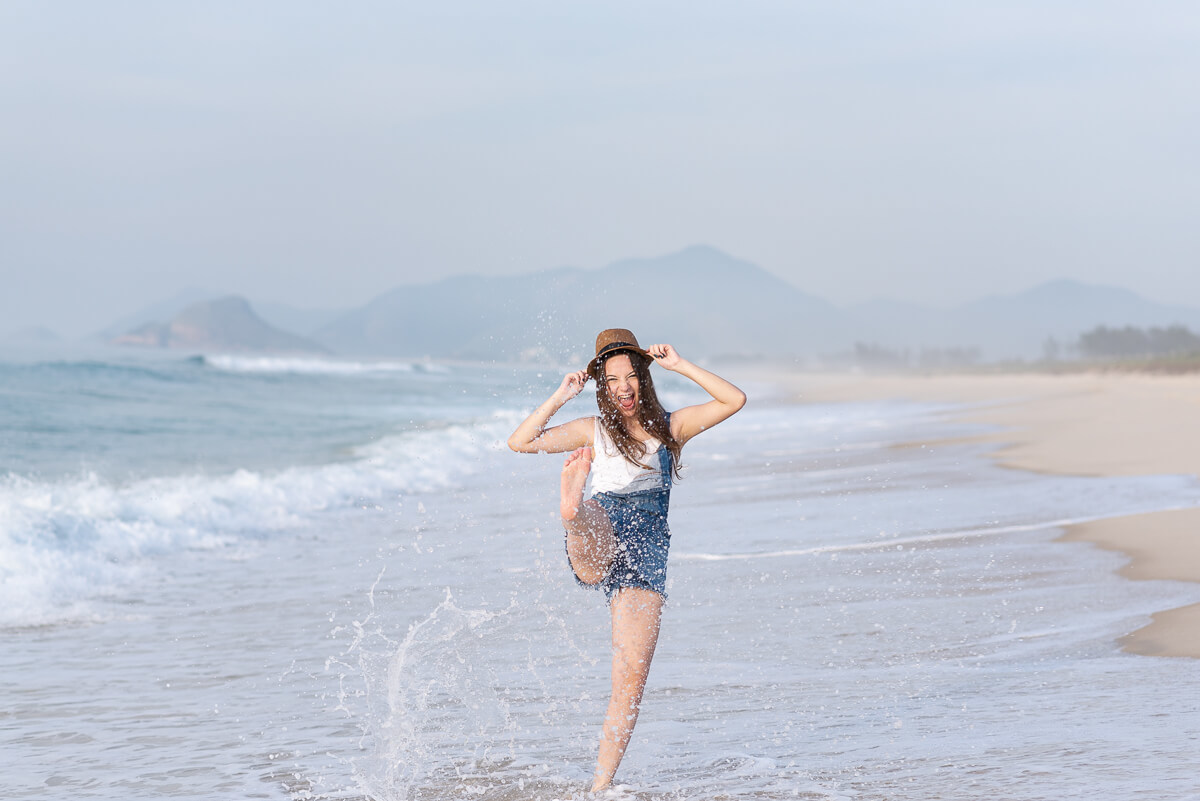 Alegria e diversão tomaram conta do ensaio de 15 anos da Ana Flávia, realizado na praia da Reserva/RJ, pela fotógrafa Fabiana Bomfim.