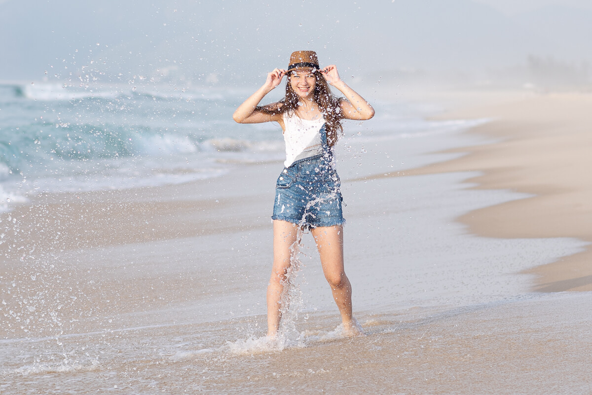 Alegria e diversão tomaram conta do ensaio de 15 anos da Ana Flávia, realizado na praia da Reserva/RJ, pela fotógrafa Fabiana Bomfim.