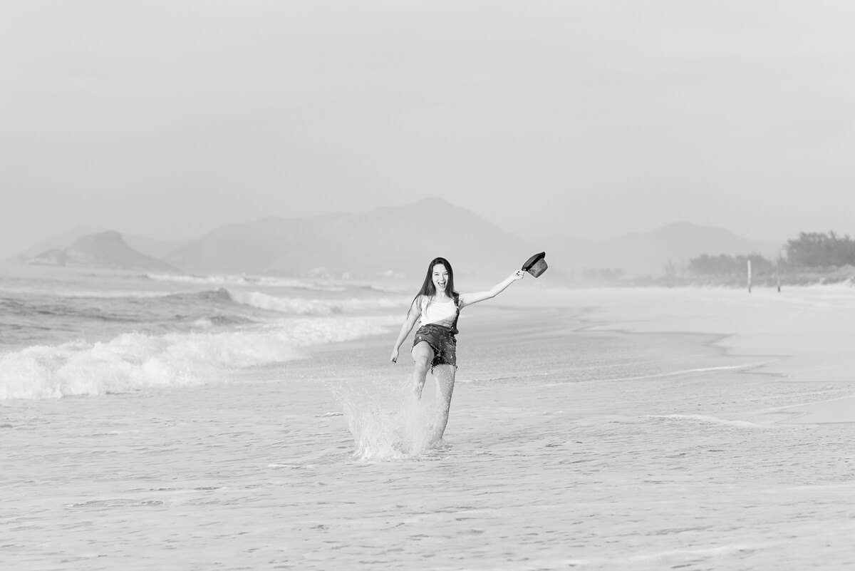 Alegria e diversão tomaram conta do ensaio de 15 anos da Ana Flávia, realizado na praia da Reserva/RJ, pela fotógrafa Fabiana Bomfim.