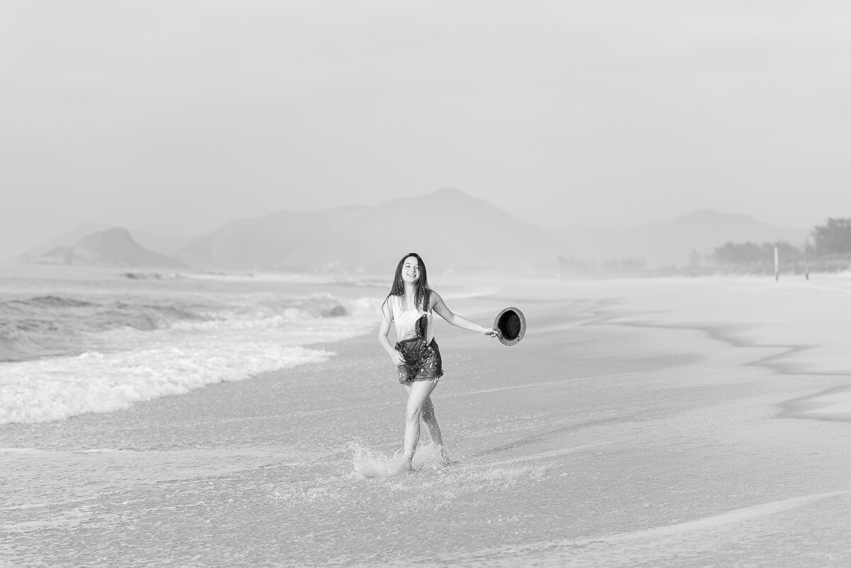 Alegria e diversão tomaram conta do ensaio de 15 anos da Ana Flávia, realizado na praia da Reserva/RJ, pela fotógrafa Fabiana Bomfim.