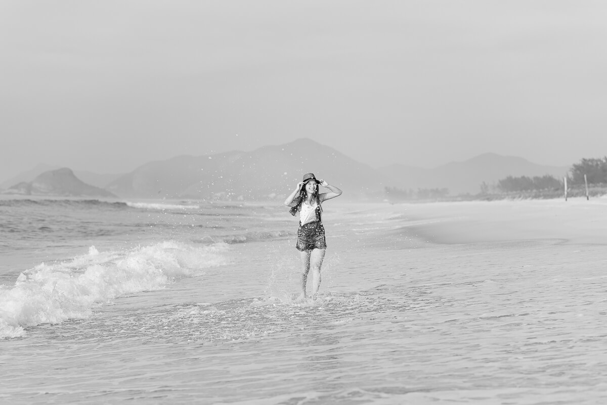 Alegria e diversão tomaram conta do ensaio de 15 anos da Ana Flávia, realizado na praia da Reserva/RJ, pela fotógrafa Fabiana Bomfim.