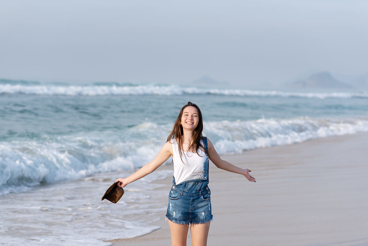 Alegria e diversão tomaram conta do ensaio de 15 anos da Ana Flávia, realizado na praia da Reserva/RJ, pela fotógrafa Fabiana Bomfim.