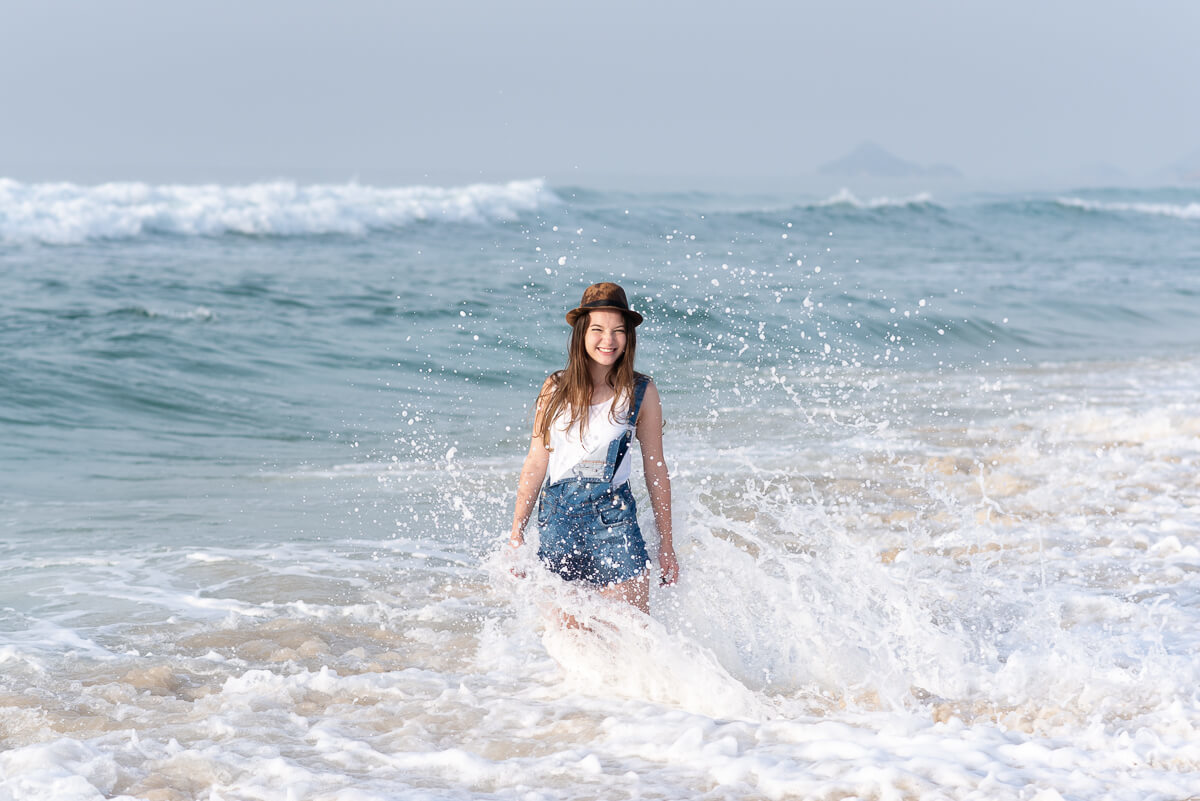 Alegria e diversão tomaram conta do ensaio de 15 anos da Ana Flávia, realizado na praia da Reserva/RJ, pela fotógrafa Fabiana Bomfim.