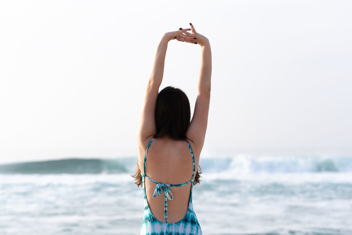 Ana Flávia durante seu ensaio de 15 anos com a fotógrafa Fabiana Bomfim, na praia da Reserva/RJ