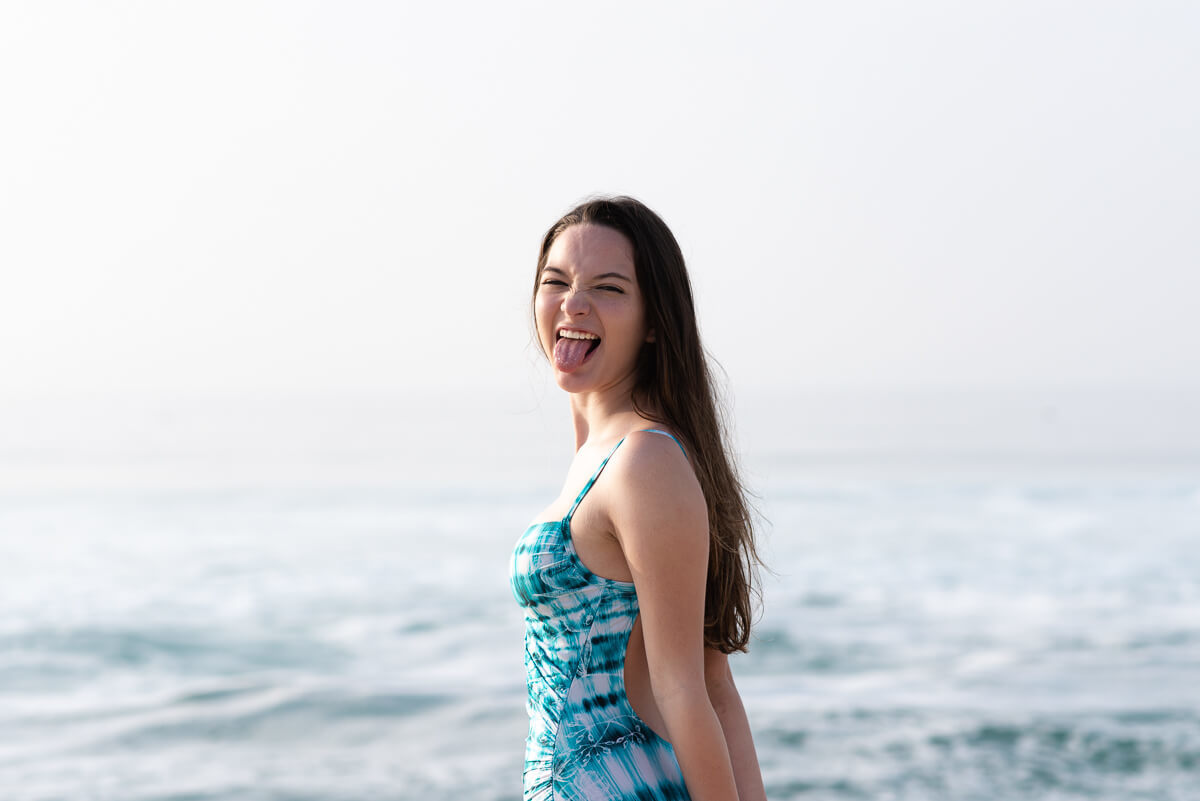Ana Flávia durante seu ensaio de 15 anos com a fotógrafa Fabiana Bomfim, na praia da Reserva/RJ