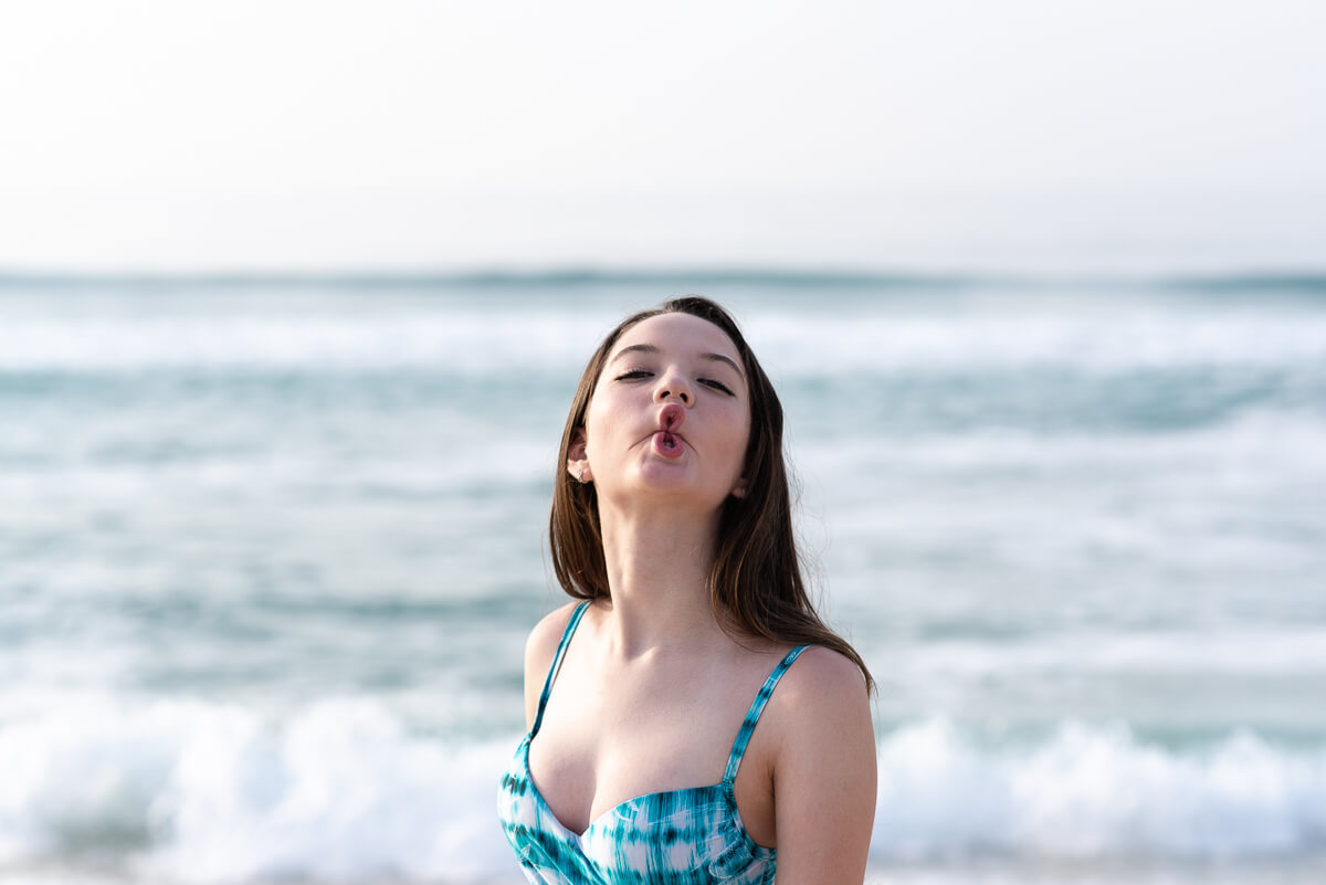 Ana Flávia durante seu ensaio de 15 anos com a fotógrafa Fabiana Bomfim, na praia da Reserva/RJ