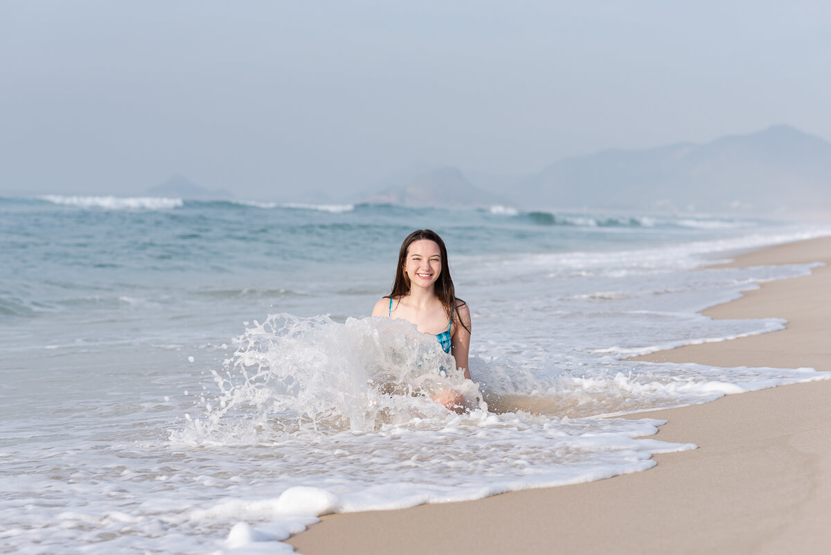 Ana Flávia durante seu ensaio de 15 anos com a fotógrafa Fabiana Bomfim, na praia da Reserva/RJ