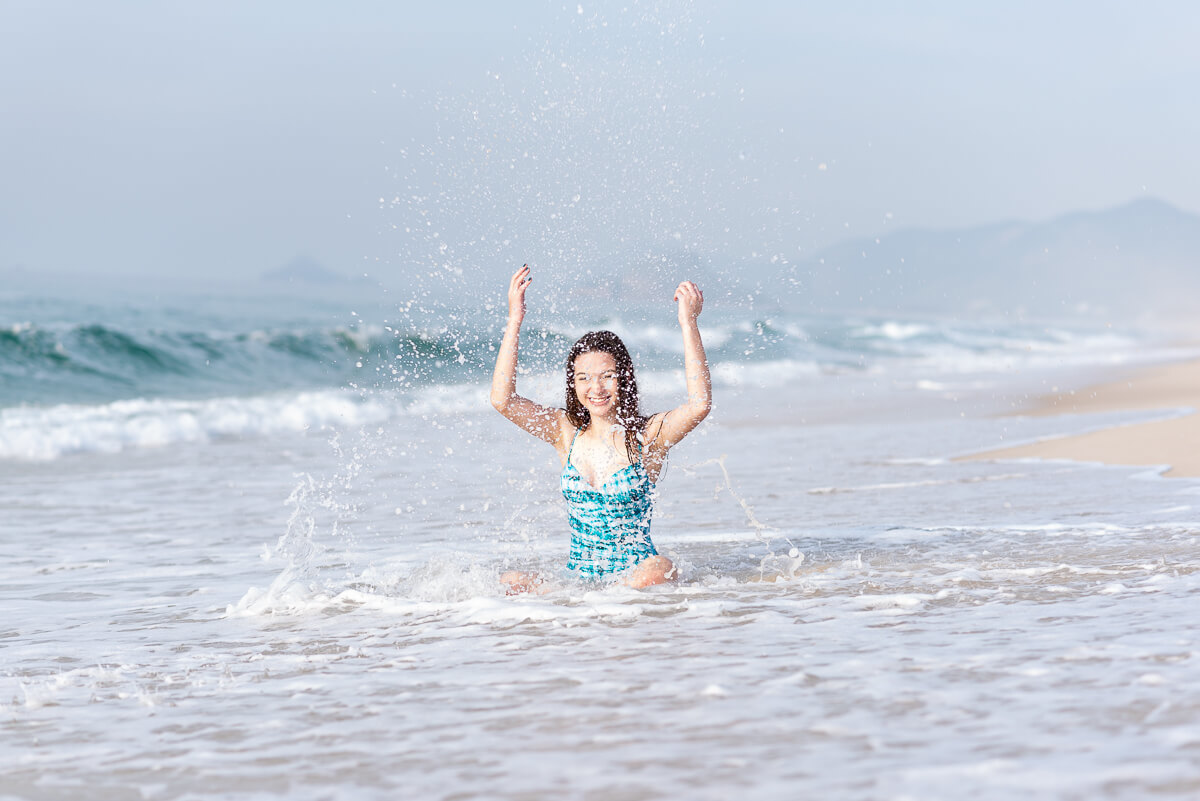Ana Flávia durante seu ensaio de 15 anos com a fotógrafa Fabiana Bomfim, na praia da Reserva/RJ