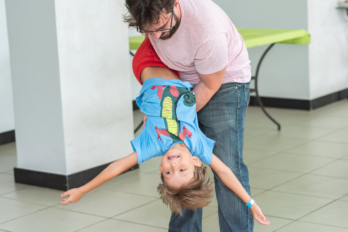 Família reunida no aniversário de 6 anos do Francisco com o tema dinossauros, realizado em BH, pela fotógrafa Fabiana Bomfim.